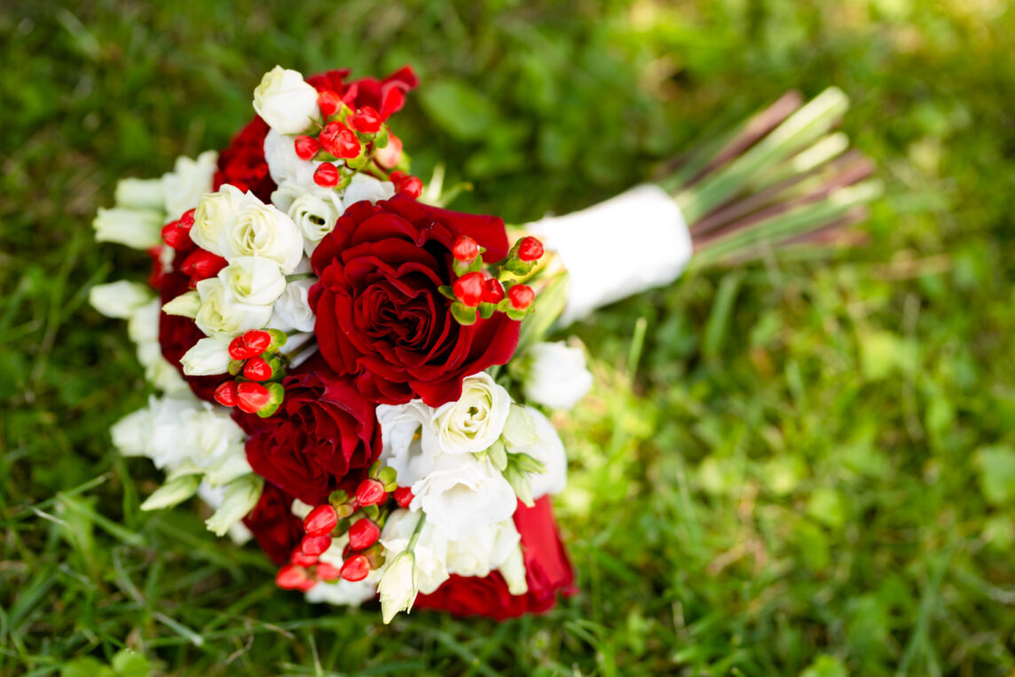 свадебный букет невесты из белых и красных рох