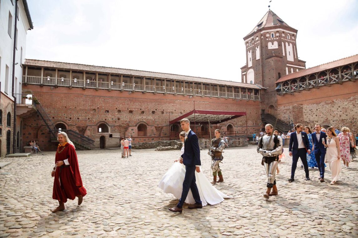 рыцарский эскорт на свадьбе в Мирском замке