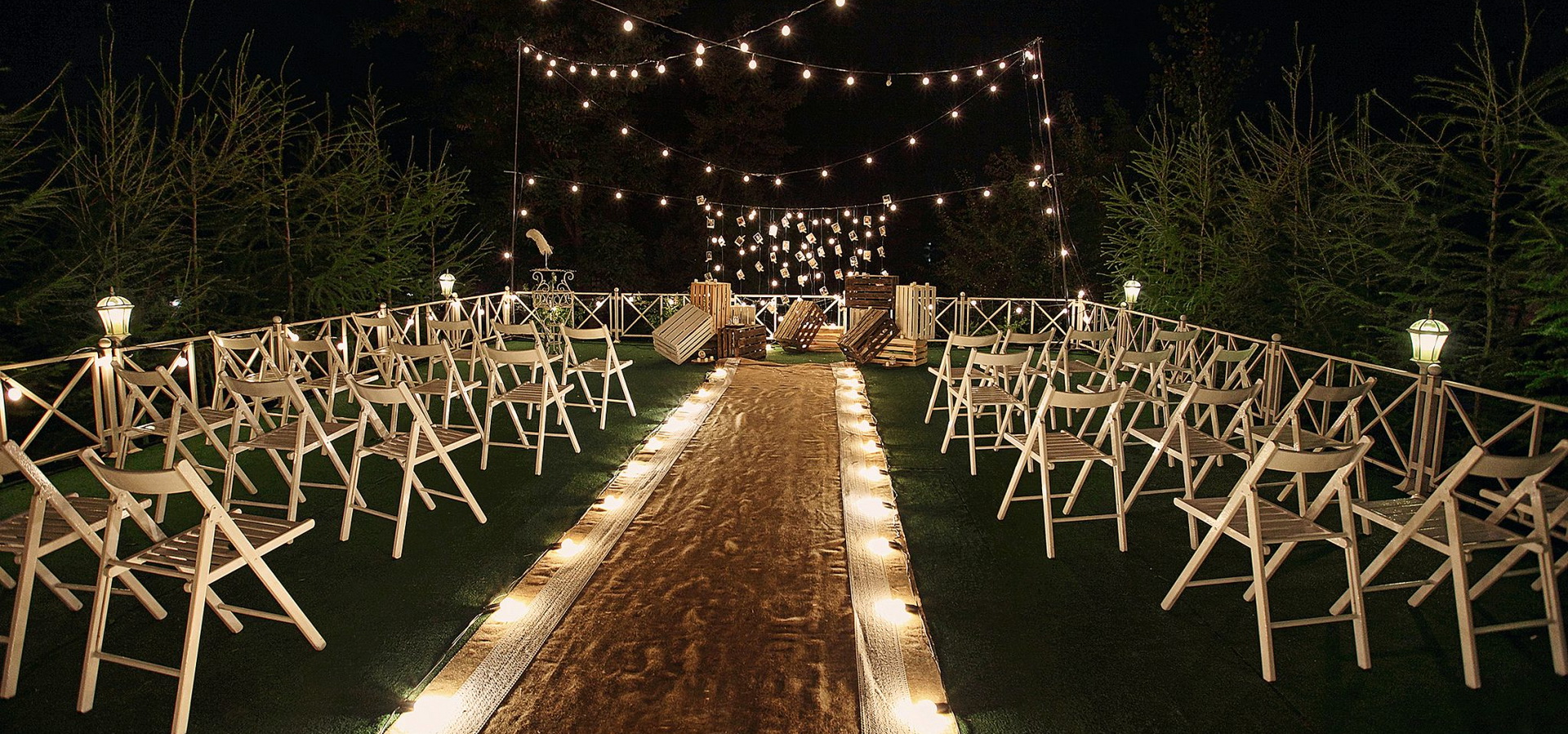 гирлянды лампочек на свадьбе