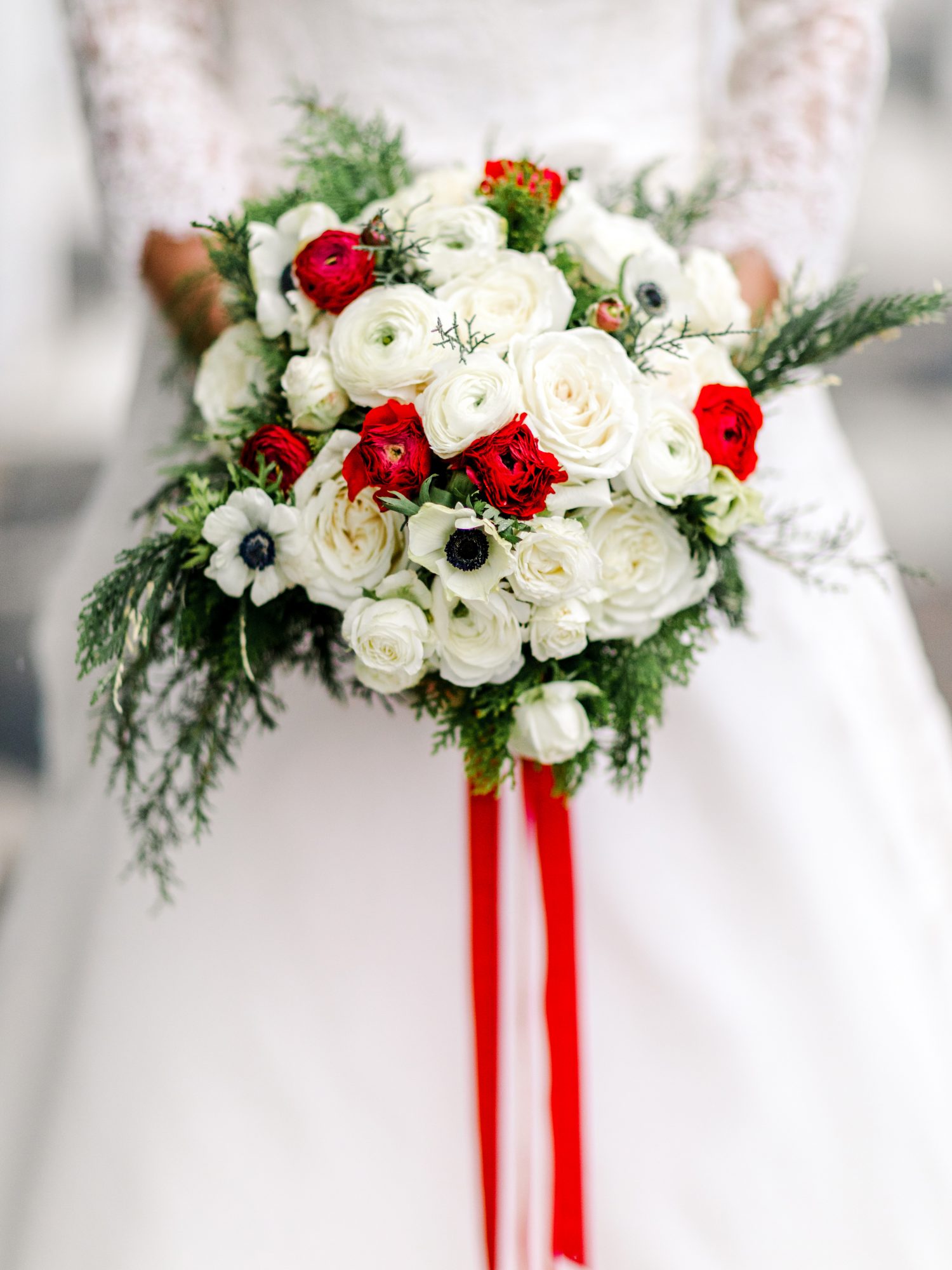 букет невесты в красно-белом цвете