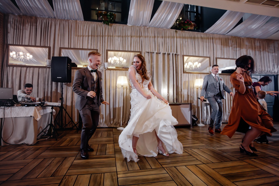 Танцы на свадебном банкете