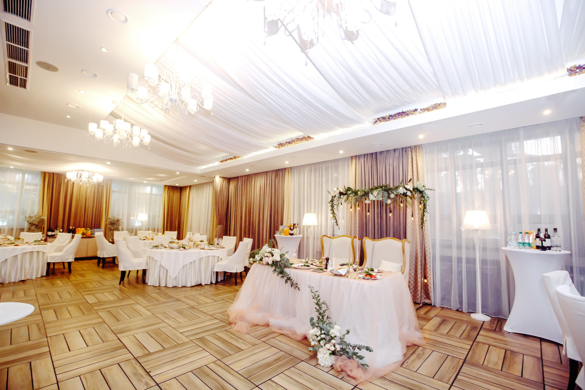 Украшение свадебного зала: идеи и стили декора
